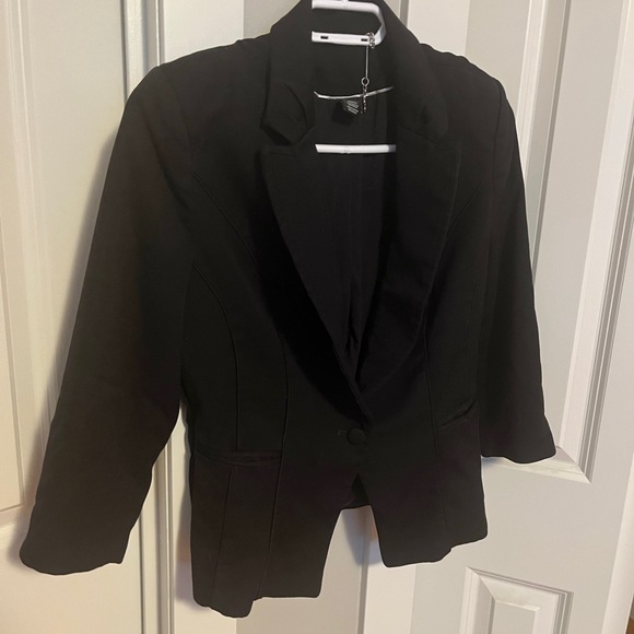 🎉5 for $30 tops and blazers🎉 - Picture 5 of 5